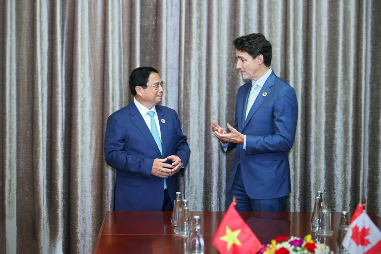 Thủ tướng Chính phủ Phạm Minh Chính gặp Thủ tướng Canada Justin Trudeau. (Ảnh: Nhật Bắc/VGP).
