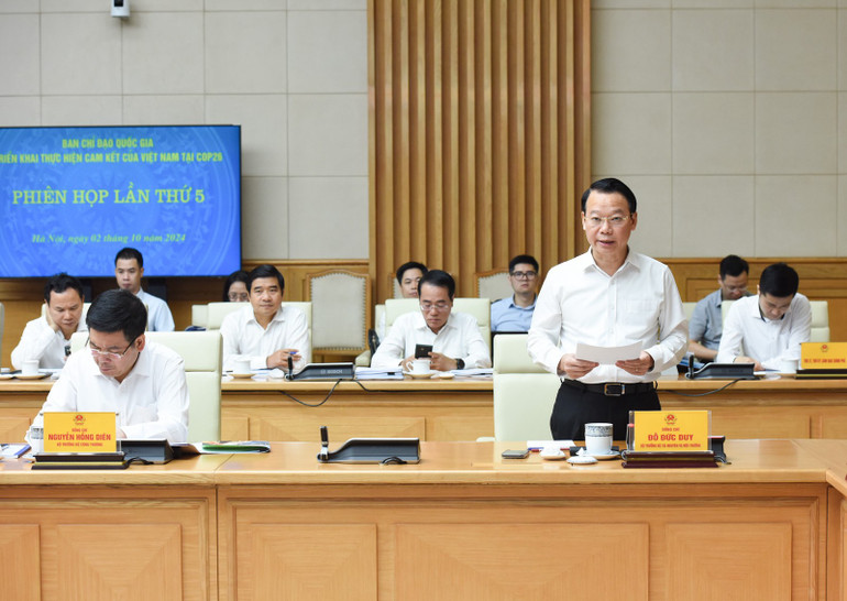 Bộ trưởng Tài nguyên và Môi trường Đỗ Đức Duy báo cáo Thủ tướng Chính phủ tại phiên họp. (Ảnh: Trần Hải)