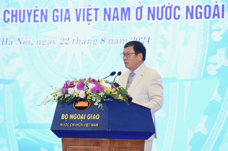 Ông Hoàng Đình Thắng, Ủy viên Đoàn Chủ tịch Ủy ban Trung ương Mặt trận Tổ quốc Việt Nam, Chủ tịch Liên hiệp Hội người Việt Nam tại châu Âu phát biểu ý kiến tại Hội nghị. (Ảnh: Trần Hải) Ông Hoàng Đình Thắng, Ủy viên Đoàn Chủ tịch Ủy ban Trung ương Mặt trận Tổ quốc Việt Nam, Chủ tịch Liên hiệp Hội người Việt Nam tại châu Âu phát biểu ý kiến tại Hội nghị. (Ảnh: Trần Hải)