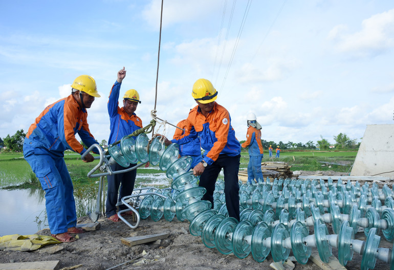 Thi công lắp sứ cách điện Đường dây 500kV mạch 3 Quảng Trạch-Phố Nối trên địa bàn tỉnh Thanh Hóa. (Ảnh: Trần Hải)