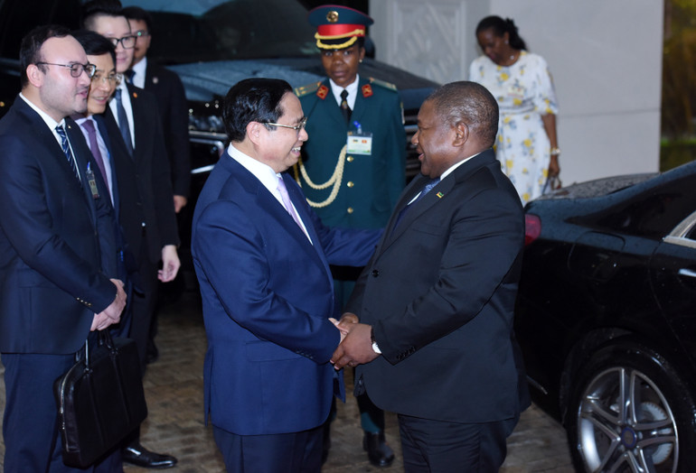 Thủ tướng Phạm Minh Chính đón Tổng thống Cộng hòa Mozambique Filipe Jacinto Nyusi tại Trụ sở Chính phủ. (Ảnh: TRẦN HẢI)