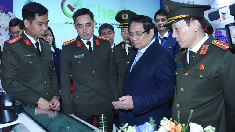 Thủ tướng Phạm Minh Chính tham quan gian trưng bày sản phẩm công nghệ cao của ngành Công an. (Ảnh: TRẦN HẢI)