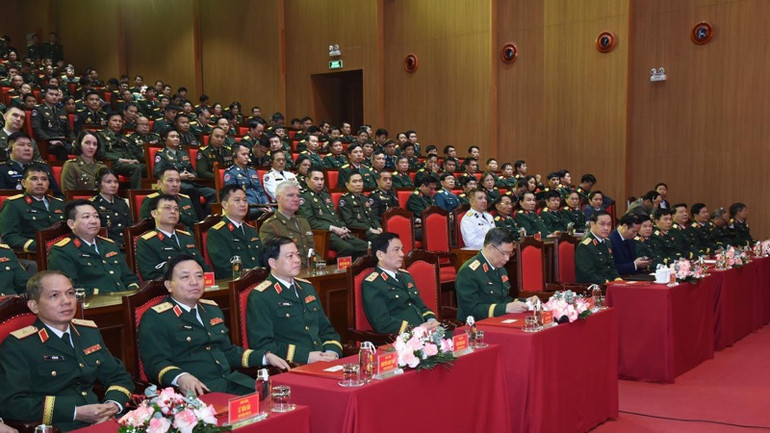 Các tướng lĩnh cấp cao, sĩ quan, học viên Học viện Quốc phòng. Các tướng lĩnh cấp cao, sĩ quan, học viên Học viện Quốc phòng.