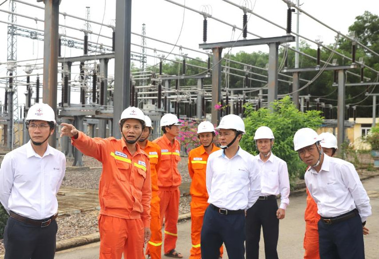 Lãnh đạo Công ty Truyền tải điện 3 (PTC3) đi kiểm tra tình hình bảo đảm vận hành lưới điện truyền tải an toàn, ổn định.