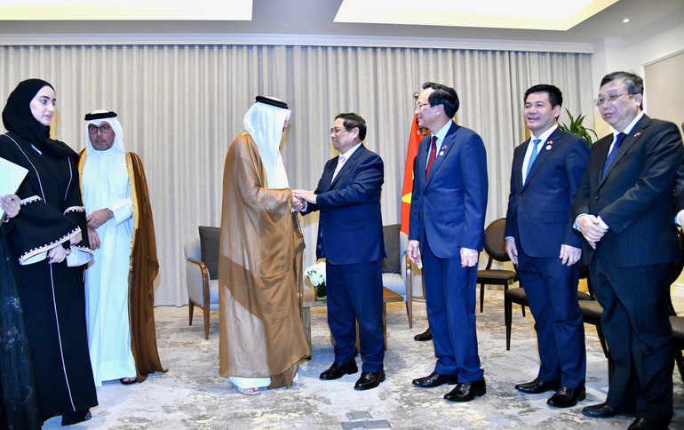 Thủ tướng Phạm Minh Chính bắt tay Bộ trưởng Lao động Qatar Ali bin Saeed bin Samikh Al Marri. (Ảnh: Thanh Giang)