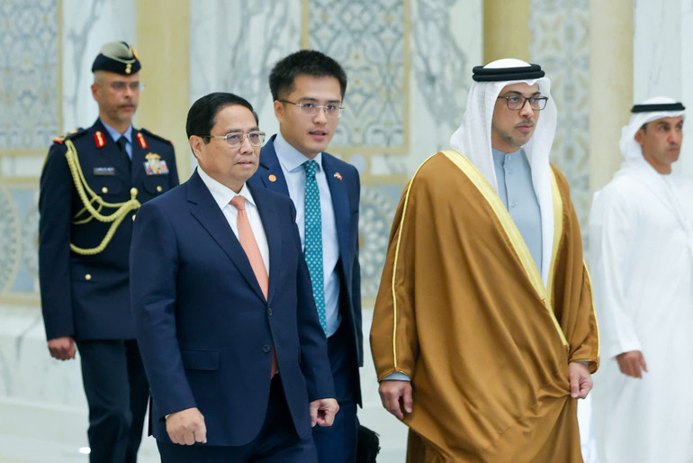 Thủ tướng Phạm Minh Chính và Phó Tổng thống Sheikh Mansour Bin Zayed Al Nahyan tại Lễ đón chính thức. (Ảnh: Nhật Bắc/VGP)