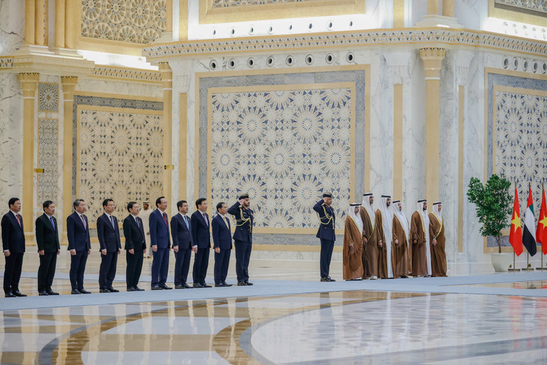 Các quan chức Chính phủ hai nước tại lễ đón chính thức. (Ảnh: Nhật Bắc/VGP).