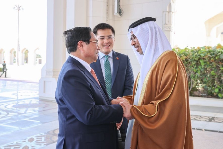 Đích thân Phó Tổng thống Sheikh Mansour Bin Zayed Al Nahyan đón Thủ tướng Phạm Minh Chính tại nơi đỗ xe, đưa vào sảnh chính nơi diễn ra lễ đón chính thức. (Ảnh: Nhật Bắc)