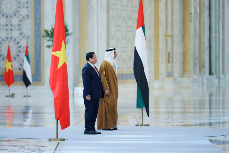 Thủ tướng Phạm Minh Chính và Phó Tổng thống Sheikh Mansour Bin Zayed Al Nahyan tại vị trí danh dự trong lễ đón chính thức. (Ảnh: Nhật Bắc/VGP)