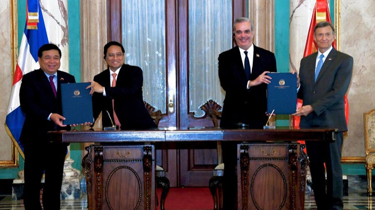 Thủ tướng Phạm Minh Chính và Tổng thống Cộng hòa Dominica Luis Rodolfo Abinader Corona đã chứng kiến lễ ký kết các văn kiện hợp tác giữa hai nước. (Ảnh: THANH GIANG)