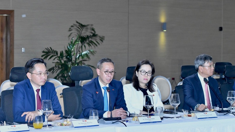 Đại diện lãnh đạo Tập đoàn Dầu khí Quốc gia Việt Nam trao đổi tại Toạ đàm (Ảnh: Thanh Giang).