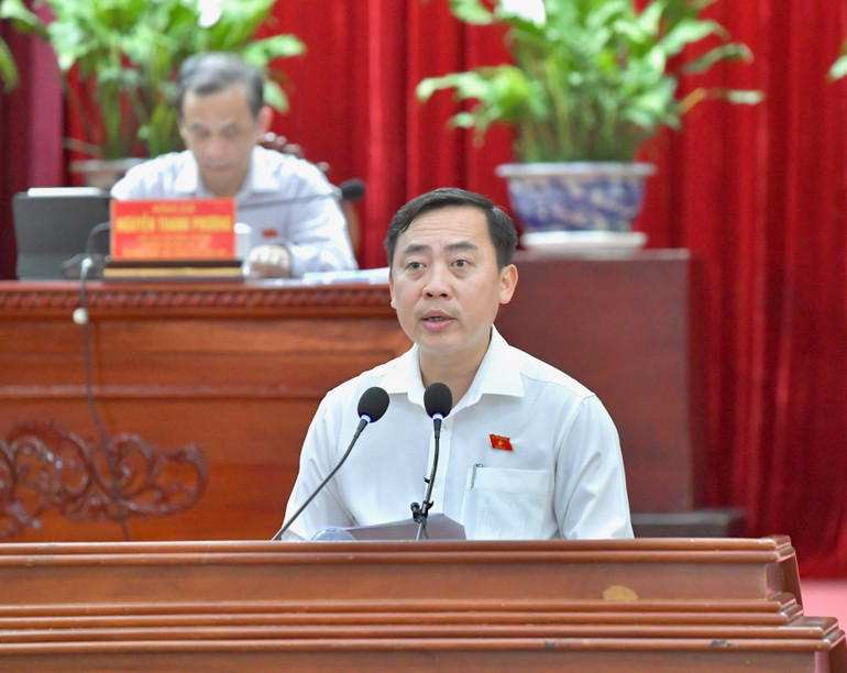 Đồng chí Đào Chí Nghĩa, Phó Trưởng Đoàn đại biểu Quốc hội thành phố Cần Thơ báo cáo tại cuộc tiếp xúc cử tri. (Ảnh: THANH GIANG)