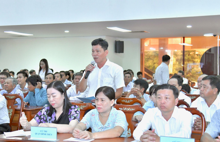 Đại diện cử tri thành phố Cần Thơ đặt câu hỏi đối với Đoàn đại biểu Quốc hội thành phố. (Ảnh: THANH GIANG)