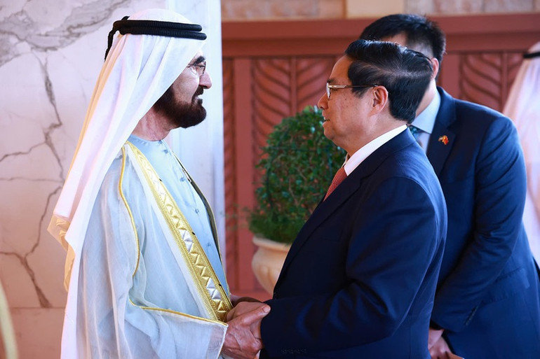 Phó Tổng thống kiêm Thủ tướng UAE Sheikh Mohammed bin Rashid Al Maktoum đón Thủ tướng Chính phủ Phạm Minh Chính tại Cung điện Zaabeel (Ảnh: Nhật Bắc/VGP).