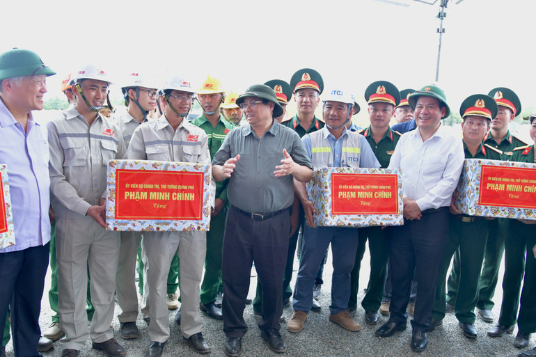 Thủ tướng Phạm Minh Chính tặng quà động viên các kỹ sư, công nhân đang thi công trên công trường. (Ảnh: THANH GIANG) Thủ tướng Phạm Minh Chính tặng quà động viên các kỹ sư, công nhân đang thi công trên công trường. (Ảnh: THANH GIANG)