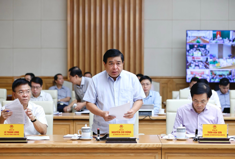 Bộ trưởng Kế hoạch và Đầu tư Nguyễn Chí Dũng báo cáo tại hội nghị. (Ảnh: TRẦN HẢI)