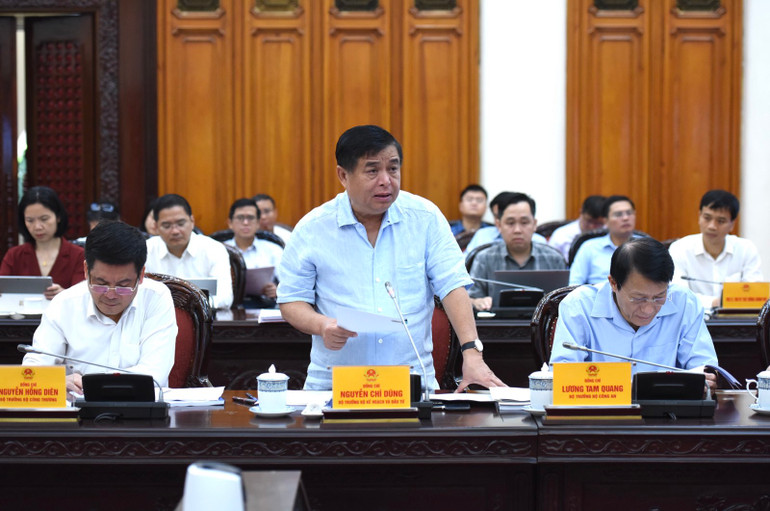 Bộ trưởng Kế hoạch và Đầu tư Nguyễn Chí Dũng phát biểu ý kiến tại cuộc họp. (Ảnh: TRẦN HẢI)
