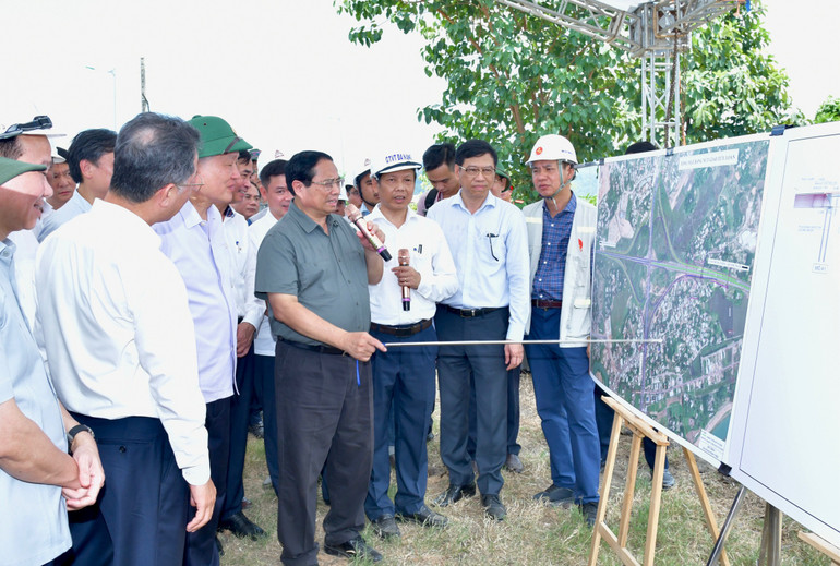 Thủ tướng Phạm Minh Chính cho ý kiến chỉ đạo về đầu tư xây dựng nút giao. (Ảnh: THANH GIANG) Thủ tướng Phạm Minh Chính cho ý kiến chỉ đạo về đầu tư xây dựng nút giao. (Ảnh: THANH GIANG)