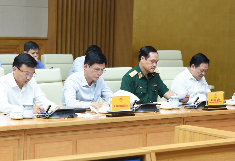 Lãnh đạo các bộ, ngành tham dự phiên họp. (Ảnh: TRẦN HẢI) Lãnh đạo các bộ, ngành tham dự phiên họp. (Ảnh: TRẦN HẢI)