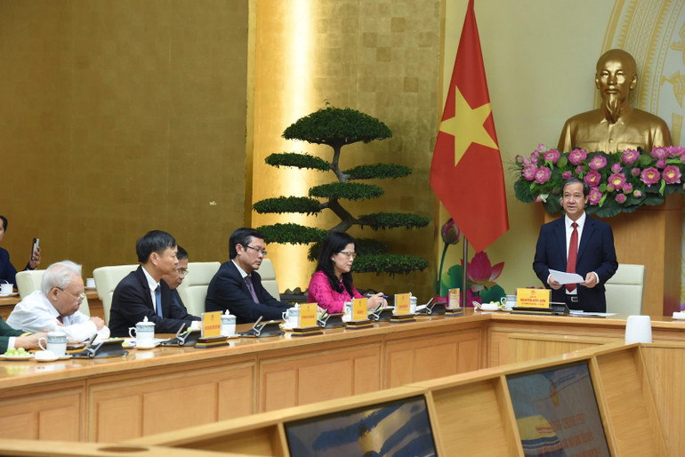 Bộ trưởng Giáo dục và Đào tạo Nguyễn Kim Sơn phát biểu ý kiến tại buổi gặp mặt. (Ảnh: Trần Hải)