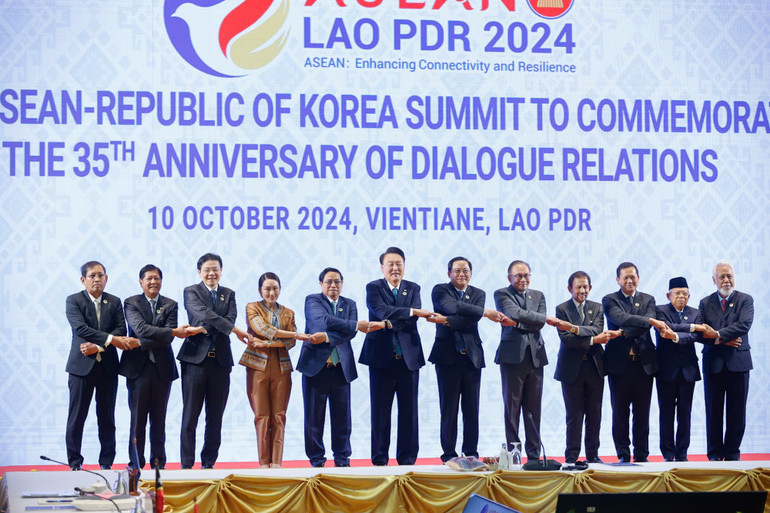 Thủ tướng Phạm Minh Chính và các nhà lãnh đạo tham dự Hội nghị Cấp cao ASEAN-Hàn Quốc lần thứ 25. (Ảnh: Nhật Bắc/VGP)