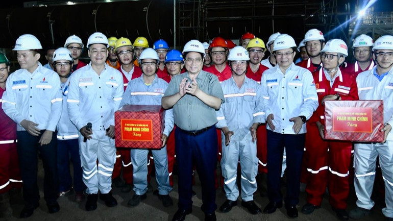 Thủ tướng Phạm Minh Chính tặng quà động viên đội ngũ kỹ sư, công nhân ngành dầu khí đang làm việc tại Trung tâm Công nghiệp năng lượng và hậu cần kỹ thuật PTSC. (Ảnh: Thanh Giang)