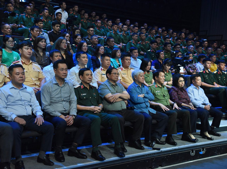 Thủ tướng Phạm Minh Chính và các đại biểu tham dự Chương trình. (Ảnh: TRẦN HẢI)