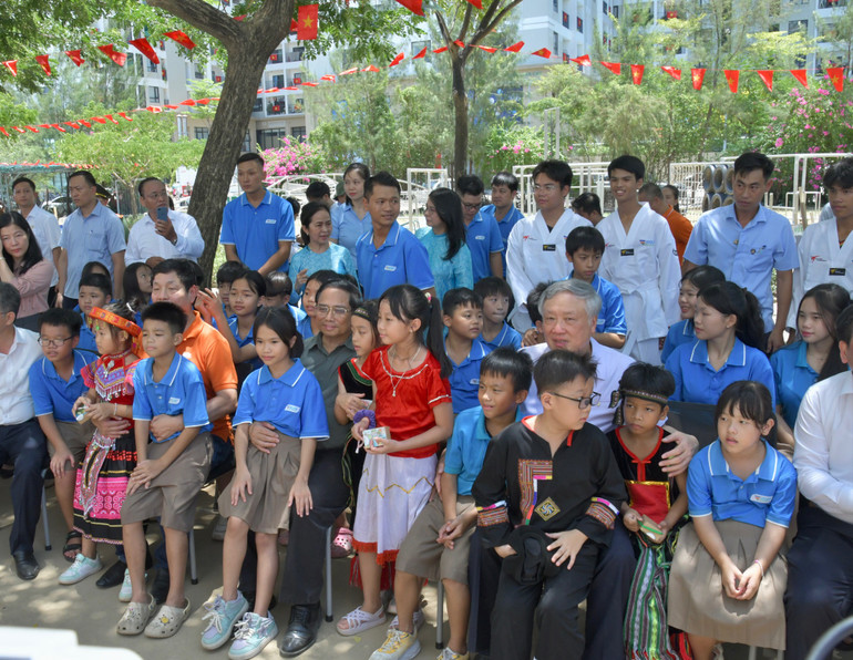 Các cháu học sinh quây quần bên Thủ tướng Phạm Minh Chính. (Ảnh: THANH GIANG)