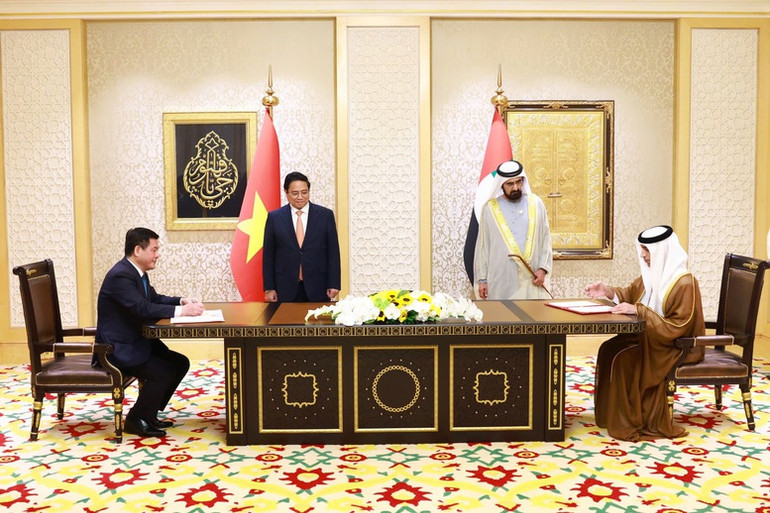 Thủ tướng Chính phủ Phạm Minh Chính và Phó Tổng thống kiêm Thủ tướng UAE Sheikh Mohammed bin Rashid Al Maktoum chứng kiến lễ ký Hiệp định Đối tác kinh tế toàn diện (CEPA) Việt Nam - UAE (Ảnh: Nhật Bắc/VGP).