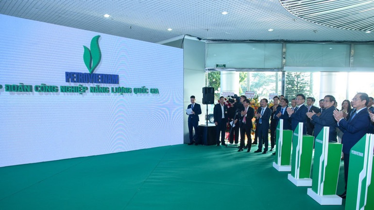 Thủ tướng Phạm Minh Chính và các đồng chí lãnh đạo thực hiện nghi thức chuyển đổi Petrovietnam - Tập đoàn Công nghiệp năng lượng quốc gia (Ảnh: TRẦN HẢI). Thủ tướng Phạm Minh Chính và các đồng chí lãnh đạo thực hiện nghi thức chuyển đổi Petrovietnam - Tập đoàn Công nghiệp năng lượng quốc gia (Ảnh: TRẦN HẢI).
