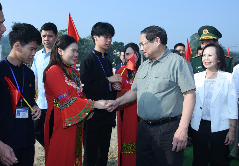 Thủ tướng Phạm Minh Chính với bà con nhân dân thị trấn Na Sầm, huyện Văn Lãng, tỉnh Lạng Sơn. (Ảnh: Trần Hải)