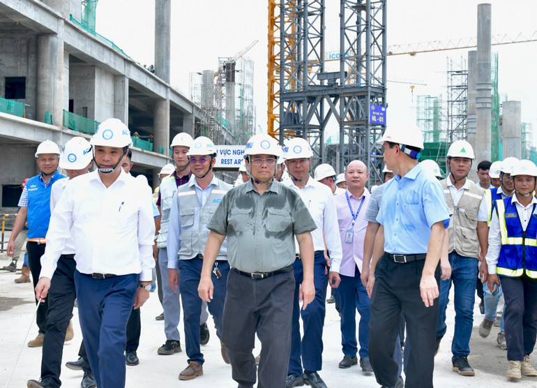 Thủ tướng Phạm Minh Chính đi thị sát, kiểm tra các hạng mục trong nhà ga chính Cảng hàng không quốc tế Long Thành đang được khẩn trương thi công. (Ảnh: THANH GIANG)