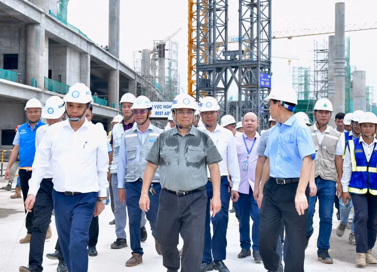 Thủ tướng Phạm Minh Chính đi thị sát, kiểm tra các hạng mục trong nhà ga chính Cảng hàng không quốc tế Long Thành đang được khẩn trương thi công. (Ảnh: THANH GIANG) Thủ tướng Phạm Minh Chính đi thị sát, kiểm tra các hạng mục trong nhà ga chính Cảng hàng không quốc tế Long Thành đang được khẩn trương thi công. (Ảnh: THANH GIANG)