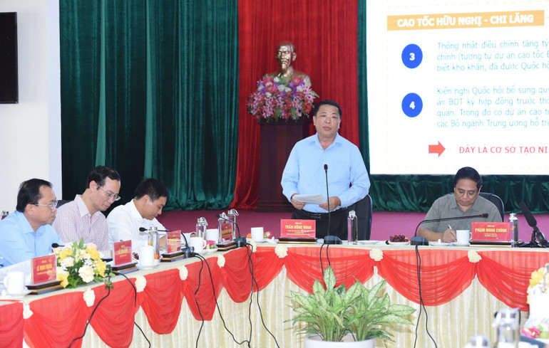 Lãnh đạo tỉnh Cao Bằng phát biểu ý kiến tại cuộc họp. (Ảnh: TRẦN HẢI)