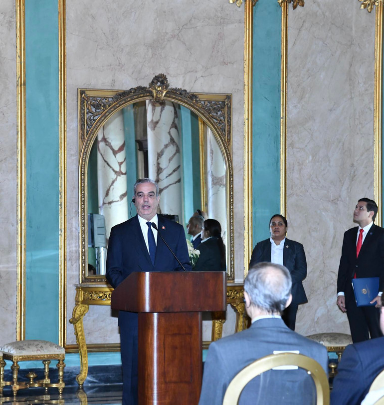 Tổng thống Cộng hòa Dominica Luis Rodolfo Abinader Corona phát biểu tại họp báo sau hội đàm. (Ảnh: THANH GIANG)