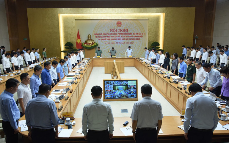 Hội nghị đã dành một phút mặc niệm tưởng nhớ các nạn nhân bị thiệt mạng vì cơn bão số 3. (Ảnh: TRẦN HẢI)