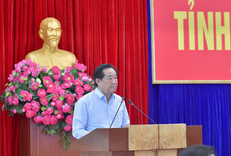 Phó Bí thư Thường trực Tỉnh ủy Bình Dương Nguyễn Hoàng Thao báo cáo Thủ tướng Chính phủ tại buổi làm việc. (Ảnh: Thanh Giang)