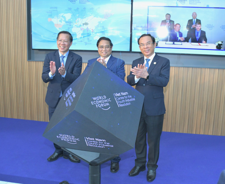 Thủ tướng Phạm Minh Chính và lãnh đạo Thành phố Hồ Chí Minh thực hiện nghi thức khánh thành Trung tâm C4IR Thành phố Hồ Chí Minh. (Ảnh: Thanh Giang) Thủ tướng Phạm Minh Chính và lãnh đạo Thành phố Hồ Chí Minh thực hiện nghi thức khánh thành Trung tâm C4IR Thành phố Hồ Chí Minh. (Ảnh: Thanh Giang)