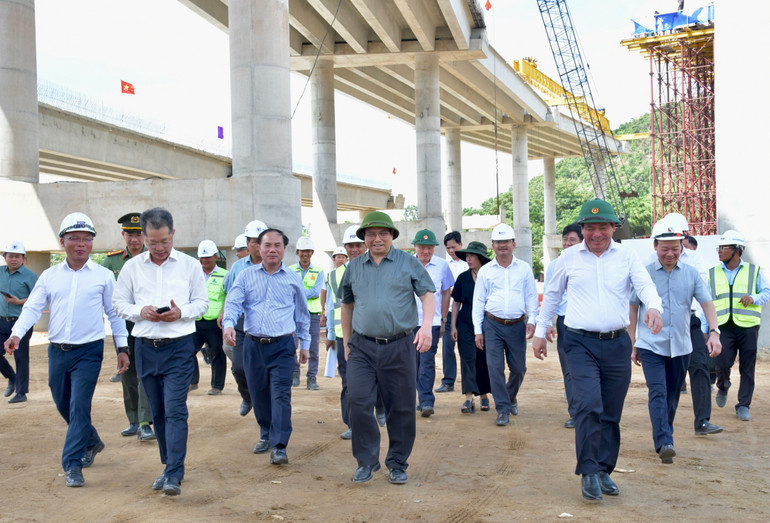Thủ tướng Phạm Minh Chính đi thị sát công trường. (Ảnh: THANH GIANG) Thủ tướng Phạm Minh Chính đi thị sát công trường. (Ảnh: THANH GIANG)