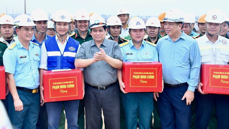 Thủ tướng Phạm Minh Chính kiểm tra công trường xây dựng đường cất hạ cánh, tặng quà động viên các đơn vị đang thi công. (Ảnh: THANH GIANG)