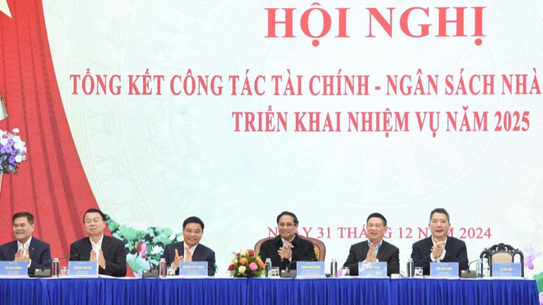 Thủ tướng Phạm Minh Chính và các đồng chí lãnh đạo chủ trì Hội nghị. (Ảnh: TRẦN HẢI)