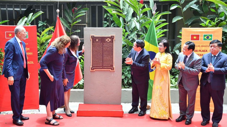 Thủ tướng Phạm Minh Chính và Phu nhân cùng các đại biểu thực hiện nghi thức khánh thành đặt biển kỷ niệm Chủ tịch Hồ Chí Minh tại thành phố Rio de Janeiro (Ảnh THANH GIANG). Thủ tướng Phạm Minh Chính và Phu nhân cùng các đại biểu thực hiện nghi thức khánh thành đặt biển kỷ niệm Chủ tịch Hồ Chí Minh tại thành phố Rio de Janeiro (Ảnh THANH GIANG).