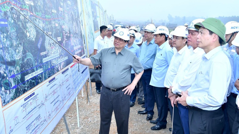 Thủ tướng Phạm Minh Chính tới kiểm tra công trường, cho ý kiến chỉ đạo về tiến độ xây dựng Dự án cao tốc Biên Hòa-Vũng Tàu kết nối với Cảng hàng không quốc tế Long Thành. (Ảnh: THANH GIANG)
