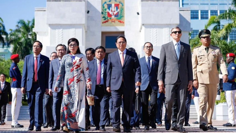 Thủ tướng Phạm Minh Chính và Phu nhân cùng Đoàn đại biểu cấp cao Việt Nam tại Khu tưởng niệm lãnh đạo lập quốc CH Dominica. (Ảnh: Nhật Bắc/VGP)