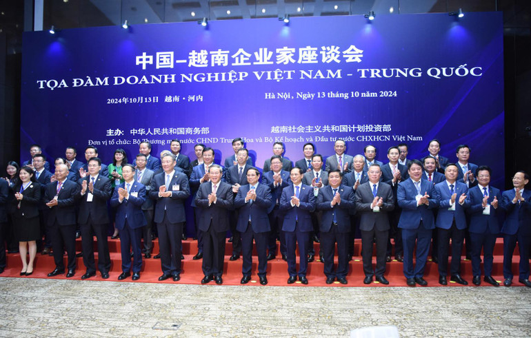 Thủ tướng Phạm Minh Chính, Thủ tướng Trung Quốc Lý Cường và Lãnh đạo các bộ, ngành cùng các doanh nghiệp hai nước tham dự tọa đàm. (Ảnh: TRẦN HẢI)