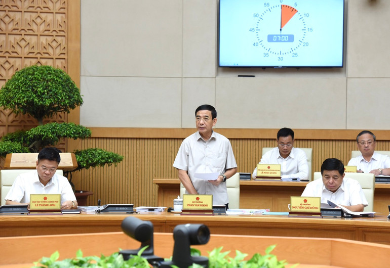 Bộ trưởng Quốc phòng Phan Văn Giang phát biểu ý kiến tại Phiên họp. (Ảnh: Trần Hải)