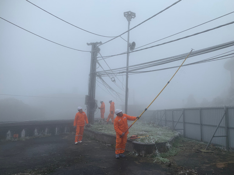 Công nhân Điện lực Lộc Bình gạt các tảng băng dày bám vào đường dây. Công nhân Điện lực Lộc Bình gạt các tảng băng dày bám vào đường dây.