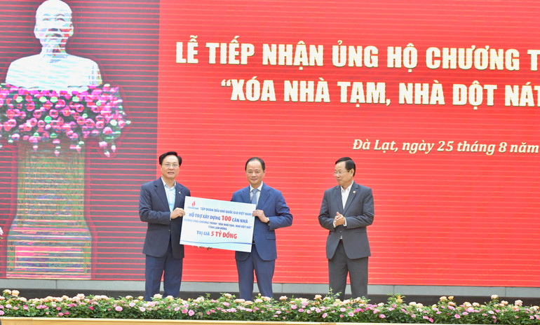 Đại diện lãnh đạo Tập đoàn Dầu khí Quốc gia Việt Nam ủng hộ 5 tỷ đồng cho Chương trình "Xóa nhà tạm, nhà dột nát" tỉnh Lâm Đồng. (Ảnh: Thanh Giang) Đại diện lãnh đạo Tập đoàn Dầu khí Quốc gia Việt Nam ủng hộ 5 tỷ đồng cho Chương trình "Xóa nhà tạm, nhà dột nát" tỉnh Lâm Đồng. (Ảnh: Thanh Giang)