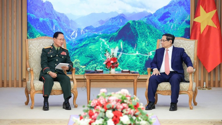 Thủ tướng Phạm Minh Chính tiếp Thượng tướng Khamliang Outhakaysone, Bộ trưởng Quốc phòng Lào. (Ảnh: TRẦN HẢI)