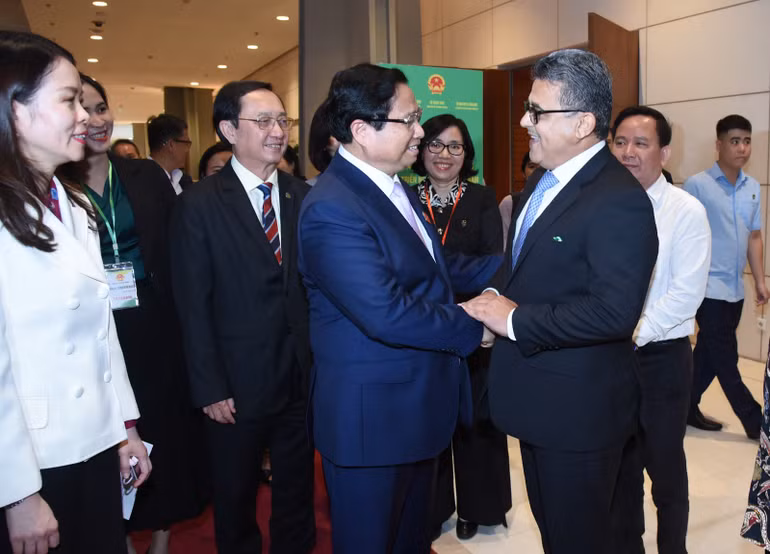 Thủ tướng Phạm Minh Chính với đại biểu quốc tế tại Hội nghị. (Ảnh: TRẦN HẢI) Thủ tướng Phạm Minh Chính với đại biểu quốc tế tại Hội nghị. (Ảnh: TRẦN HẢI)